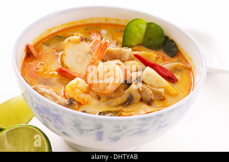 Tom Yum Thale Suppe in eine Schüssel geben Stockfoto