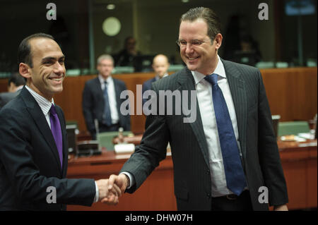 Brüssel, Bxl, Belgien. 15. November 2013. Zyprische Minister der Finanzen Harris Georgiades (L) und schwedische Finanzminister Anders Borg im ECOFIN-Rat EU finanzieren Minister monatliche Treffen in Brüssel am 15.11.2013 von Wiktor Dabkowski Credit: Wiktor Dabkowski/ZUMAPRESS.com/Alamy Live News Stockfoto