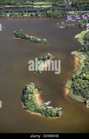 Niederlande, Loosdrecht, Seen genannt Loosdrechtse Plassen. Yachten an Stränden. Luftbild Stockfoto