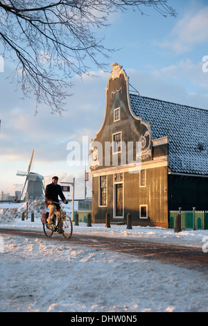 Niederlande, Zaanse Schans in der Nähe von Zaandam, Open-Air Touristenattraktion mit Windmühlen und Häuser. Winter Stockfoto