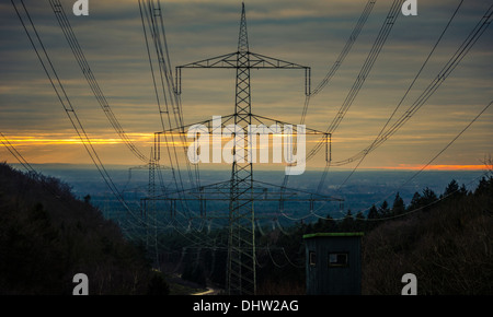 Strommasten in Deutschland Stockfoto