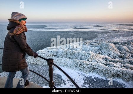 Niederlande, Marken, See IJsselmeer. Winter. Blick vom Turm des Leuchtturms Frau namens Het Paard. Treibeis. Luftbild Stockfoto