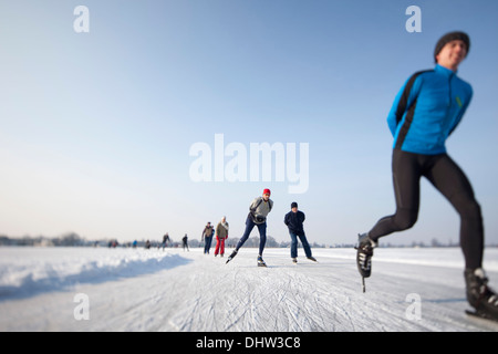 Niederlande, Loosdrecht, Seen genannt Loosdrechtse Plassen. Winter. Eislaufen Stockfoto