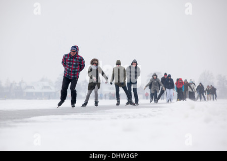 Niederlande, Loosdrecht, Seen genannt Loosdrechtse Plassen. Winter. Eislaufen Stockfoto