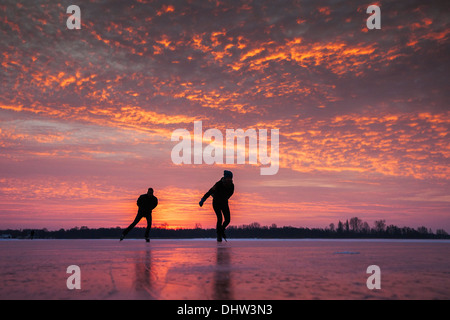 Niederlande, Loosdrecht, Seen genannt Loosdrechtse Plassen. Winter. Eislaufen. Sunrise Stockfoto