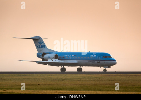 Niederlande, Vijfhuizen, Amsterdam Schiphol Flughafen. Start-und Landebahn Polderbaan genannt. KLM Flugzeug Landung. Sunrise Stockfoto