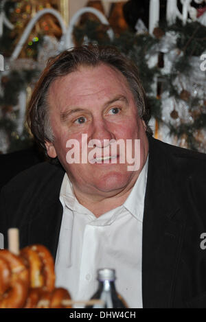 Salzburg, Österreich. 14. November 2013. Französische Schauspieler Gérard Depardieu in der traditionelle Weihnachtsmarkt auf Gut Aiderbichl in Henndorf bei Salzburg, Österreich, 14 November 2ß13. Am 7. Dezember 2013 wird die Schow "Advent auf Aiderbichl" in ORF 2 ausgestrahlt.  Foto: Ursula Düren/Dpa/Alamy Live News Stockfoto