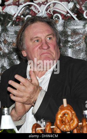 Französische Schauspieler Gérard Depardieu in der traditionelle Weihnachtsmarkt auf Gut Aiderbichl in Henndorf bei Salzburg, Österreich, 14 November 2ß13. Am 7. Dezember 2013 wird die Schow "Advent auf Aiderbichl" in ORF 2 ausgestrahlt. Foto: Ursula Düren/dpa Stockfoto