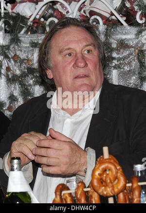 Französische Schauspieler Gérard Depardieu in der traditionelle Weihnachtsmarkt auf Gut Aiderbichl in Henndorf bei Salzburg, Österreich, 14 November 2ß13. Am 7. Dezember 2013 wird die Schow "Advent auf Aiderbichl" in ORF 2 ausgestrahlt. Foto: Ursula Düren/dpa Stockfoto