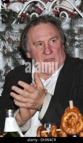 Französische Schauspieler Gérard Depardieu in der traditionelle Weihnachtsmarkt auf Gut Aiderbichl in Henndorf bei Salzburg, Österreich, 14 November 2ß13. Am 7. Dezember 2013 wird die Schow "Advent auf Aiderbichl" in ORF 2 ausgestrahlt. Foto: Ursula Düren/dpa Stockfoto