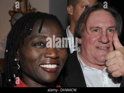 Salzburg, Österreich. 14. November 2013. Auma Obama, Autor und Halbschwester von th US-Präsident und französischen Schauspieler Gerard Depardieu treffen sich an der traditionellen Weihnachtsmarkt auf Gut Aiderbichl in Henndorf bei Salzburg, Österreich, 14. November 2013. Am 7. Dezember 2013 wird die Schow "Advent auf Aiderbichl" in ORF 2 ausgestrahlt. Foto: Ursula Düren/Dpa/Alamy Live News Stockfoto