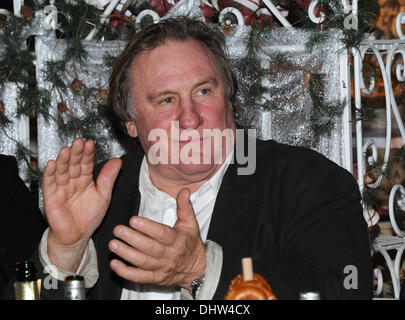 Französische Schauspieler Gérard Depardieu in der traditionelle Weihnachtsmarkt auf Gut Aiderbichl in Henndorf bei Salzburg, Österreich, 14 November 2ß13. Am 7. Dezember 2013 wird die Schow "Advent auf Aiderbichl" in ORF 2 ausgestrahlt. Foto: Ursula Düren/dpa Stockfoto