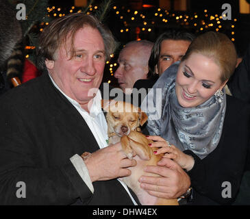 Salzburg, Österreich. 14. November 2013. Französischer Schauspieler Gérard Depardieu und Kathrin Glock, Ehefrau von dem Ingenieur und Erfinder der Glock Pistolen, posieren mit einem Hund an der traditionelle Weihnachtsmarkt auf Gut Aiderbichl in Henndorf bei Salzburg, Österreich, 14. November 2013. Am 7. Dezember 2013 wird die Schow "Advent auf Aiderbichl" in ORF 2 ausgestrahlt. Foto: Ursula Düren/Dpa/Alamy Live News Stockfoto