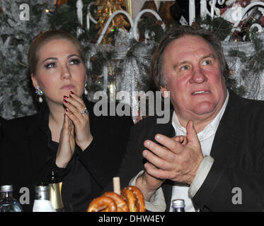 Salzburg, Österreich. 14. November 2013. Französischer Schauspieler Gérard Depardieu und Kathrin Glock, Ehefrau von dem Ingenieur und Erfinder der Glock Pistolen, auf dem traditionellen Weihnachtsmarkt auf Gut Aiderbichl in Henndorf bei Salzburg, Österreich, 14. November 2013 Messe. Am 7. Dezember 2013 wird die Schow "Advent auf Aiderbichl" in ORF 2 ausgestrahlt. Foto: Ursula Düren/Dpa/Alamy Live News Stockfoto