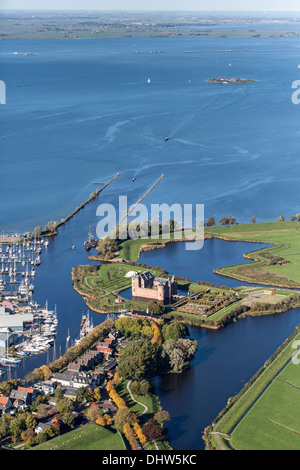 Niederlande, Muiden, Schloss Muiderslot und IJmeer See. Hintergrund Pampus Festung Insel im IJmeer, UNESCO-Weltkulturerbe. Antenne Stockfoto