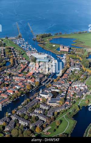 Niederlande, Muiden, Burg namens Muiderslot und See IJmeer genannt. Mündung des Flusses Vecht. Antenne Stockfoto