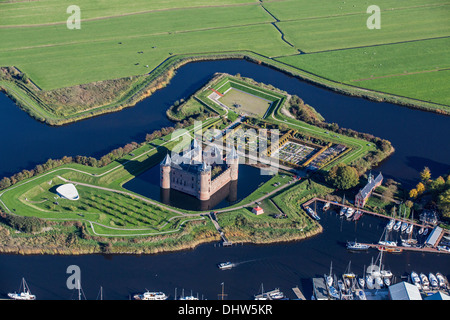 Niederlande, Muiden, Schloss Muiderslot genannt, an der Mündung des Flusses Vecht. Luftbild Stockfoto