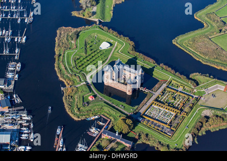 Niederlande, Muiden, Burg genannt Muiderslot an der Mündung des Flusses Vecht und Marina. Luftbild Stockfoto