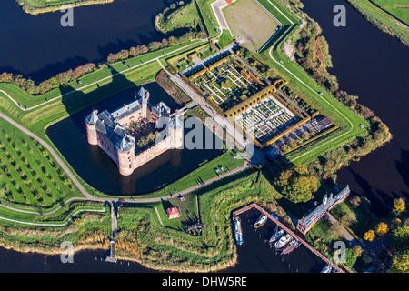 Niederlande, Muiden, Schloss Muiderslot genannt, an der Mündung des Flusses Vecht. Luftbild Stockfoto