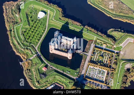 Niederlande, Muiden, Schloss Muiderslot genannt, an der Mündung des Flusses Vecht. Luftbild Stockfoto