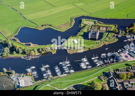Niederlande, Muiden, Burg genannt Muiderslot an der Mündung des Flusses Vecht und Marina. Luftbild Stockfoto