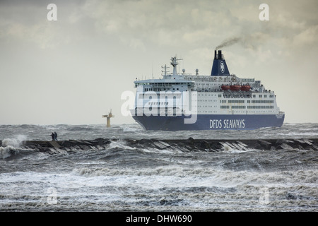 Holland, IJmuiden, DFDS Fähre kommt aus Newcastle während schweren StoL auf Nordsee. Die Menschen gehen im Steg Stockfoto