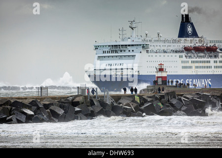 Holland, IJmuiden, DFDS Fähre kommt aus Newcastle während schweren StoL auf Nordsee. Die Menschen gehen im Steg Stockfoto
