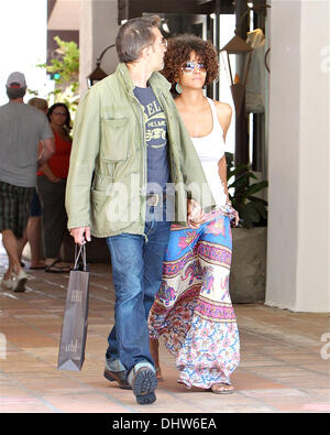 Halle Berry und Oliver Martinez Shop bei Henry Beguelin in Malibu. Los Angeles, Kalifornien - 27.05.12 Stockfoto