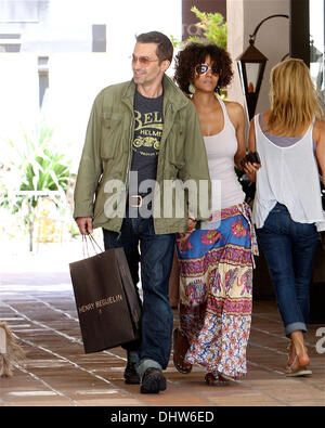 Halle Berry und Oliver Martinez Shop bei Henry Beguelin in Malibu. Los Angeles, Kalifornien - 27.05.12 Stockfoto