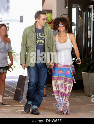 Halle Berry und Oliver Martinez Shop bei Henry Beguelin in Malibu. Los Angeles, Kalifornien - 27.05.12 wenn: 26. Mai 2012 Stockfoto