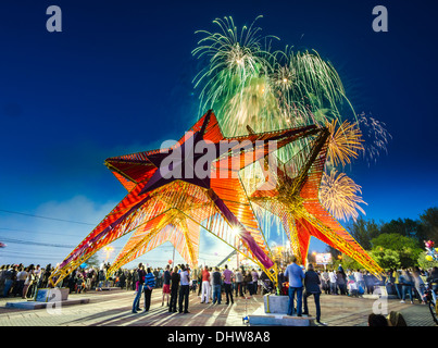 Moscovites Feuerwerk widmet sich der 68. jährlichen Celibration des Sieges im zweiten Weltkrieg am 9. Mai Stockfoto