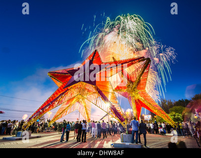 Moscovites Feuerwerk widmet sich der 68. jährlichen Celibration des Sieges im zweiten Weltkrieg am 9. Mai Stockfoto