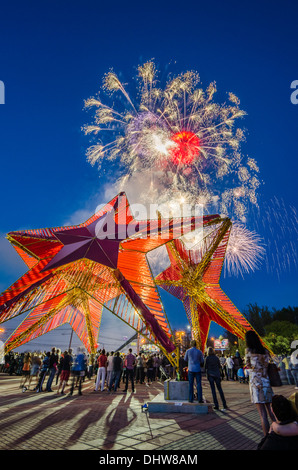 Moscovites Feuerwerk widmet sich der 68. jährlichen Celibration des Sieges im zweiten Weltkrieg am 9. Mai Stockfoto