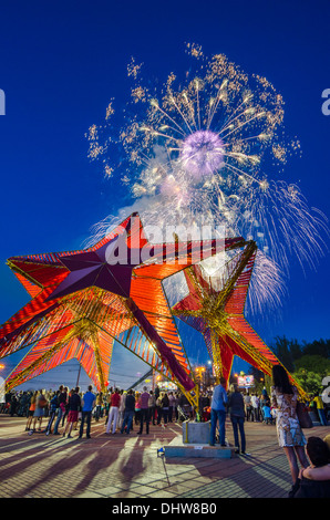 Moscovites Feuerwerk widmet sich der 68. jährlichen Celibration des Sieges im zweiten Weltkrieg am 9. Mai Stockfoto