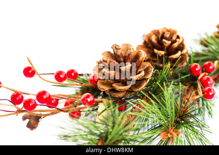 Weihnachts-Dekoration mit Holly Berry, Zapfen und Tanne Zweig isoliert auf weißem Hintergrund. Stockfoto