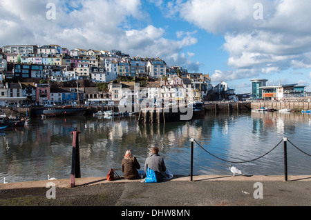 Paar genießt Fish &amp; Chips auf Kai Brixham,Torbay.harbor, Boote, Urlaubsort, Reiseziel, Stadt, Innenhafen, engla Stockfoto