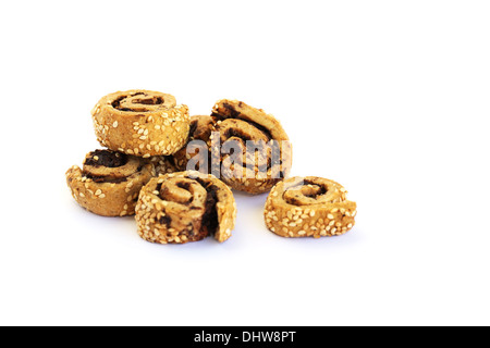 Zwieback mit Sesam und Oliven isoliert auf weißem Hintergrund. Stockfoto