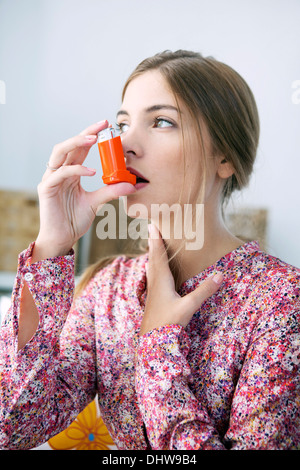 BEHANDLUNG VON ASTHMA, FRAU Stockfoto