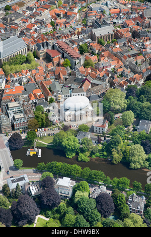Holland, Zwolle, Innenstadt, Museum De Fundatie, Erweiterung auf Dach sieht Rugby-Ball. Bierman Henket Architecten. Luftbild Stockfoto