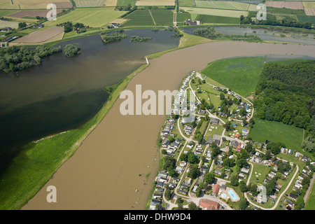 Niederlande, Olst, Campingplatz in der Nähe von überfluteten Land und Auen des Flusses IJssel. Luft. Stockfoto