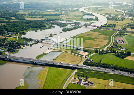Niederlande, Deventer, Brücken über den Fluss IJssel. Fracht-Boote. Überfluteten Land und Auen. Luft. Stockfoto