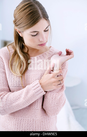 SCHMERZHAFTE HANDGELENK IN EINE FRAU Stockfoto