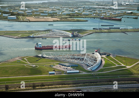 Holland, Rotterdam, Port. Maeslant Sperre, Maeslantkering. Sturmflutwehr funktioniert Delta. Lagerung chemischer Öltanker. Luftbild Stockfoto