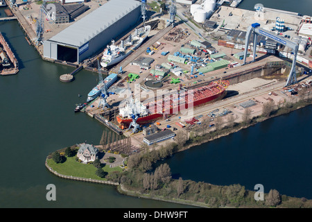 Die Niederlande, Rotterdam, Rotterdam, Hafen. Damen Shipyard, Werften, shiprepair und Konversion. Antenne. Stockfoto