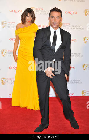 Alex Jones und Bruno Tonioli statt 2012 Arqiva British Academy Television Awards in der Royal Festival Hall - Gewinner Board. London, England - 27.05.12 mit: Alex Jones und Bruno Tonioli wo: London, Vereinigtes Königreich bei: 27. Mai 2012 Stockfoto