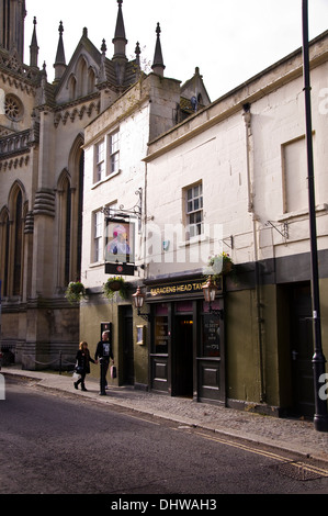 Sarazenen Head Tavern Pub Bar und St. Michaels-Kirche in Bad Somerset England UK Stockfoto