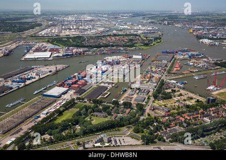 Niederlande, Rotterdam, Hafen von Rotterdam. Containerlagerung in Bereich namens Botlek. Luftbild Stockfoto