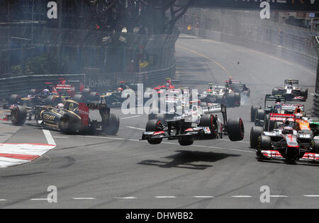 Absturz mit Romain Grosjean im Lotus F1 Team zu starten, nach Kollision mit Schumachers Mercedes Formel1 Saison 2012 - F1 Grand Prix von Monaco - am Circuit de Monaco - Rennen Monte Carlo, Monaco - 27.05.12 statt. Stockfoto