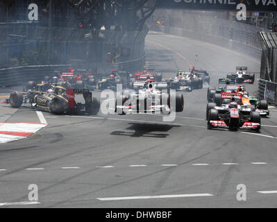 Crash mit Romain Grosjean in das Lotus F1 Team nach Kollision mit Schumachers Mercedes Formel1 Saison 2012 - F1 Grand Prix von Monaco - Circuit de Monaco - Rennen Monte Carlo, Monaco - 27.05.12 statt wenn beginnen: 27. Mai 2012 Stockfoto