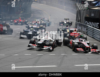 Absturz mit Romain Grosjean im Lotus F1 Team zu starten, nach Kollision mit Schumachers Mercedes Formel1 Saison 2012 - F1 Grand Prix von Monaco - am Circuit de Monaco - Rennen Monte Carlo, Monaco - 27.05.12 statt. Stockfoto